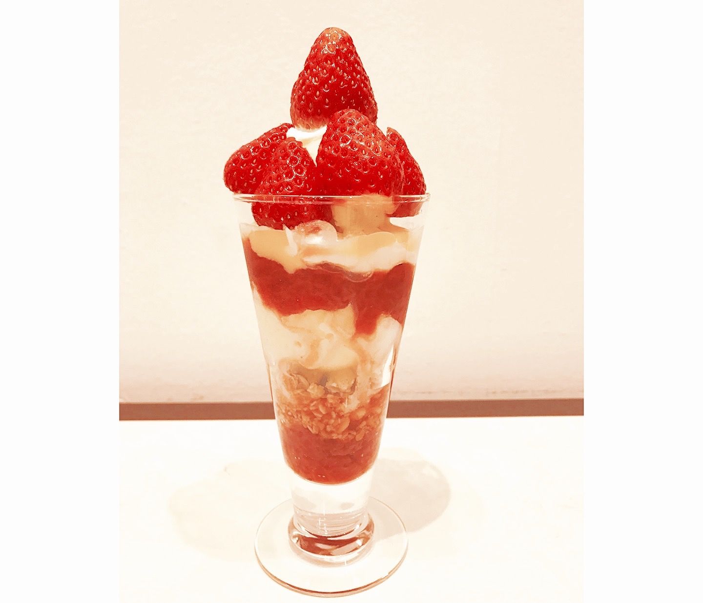 いちごパフェ 単品 ¥1,300、コーヒー or 紅茶セット ¥1,700(税込・4月中旬まで発売予定)