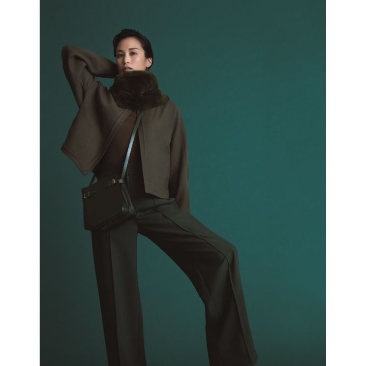 ジャケット(ブラミンク)、ニット(yoshie inaba)、パンツ(ザ シークレットクロゼット二子玉川〈シクラス〉)、ピアス(ティファニー・アンド・カンパニー・ジャパン・インク)、スプラングのスヌード・フェリアンのバッグ(ドゥロワー 六本木店) 撮影/CHITO BY:『Precious11月号』小学館、2019年