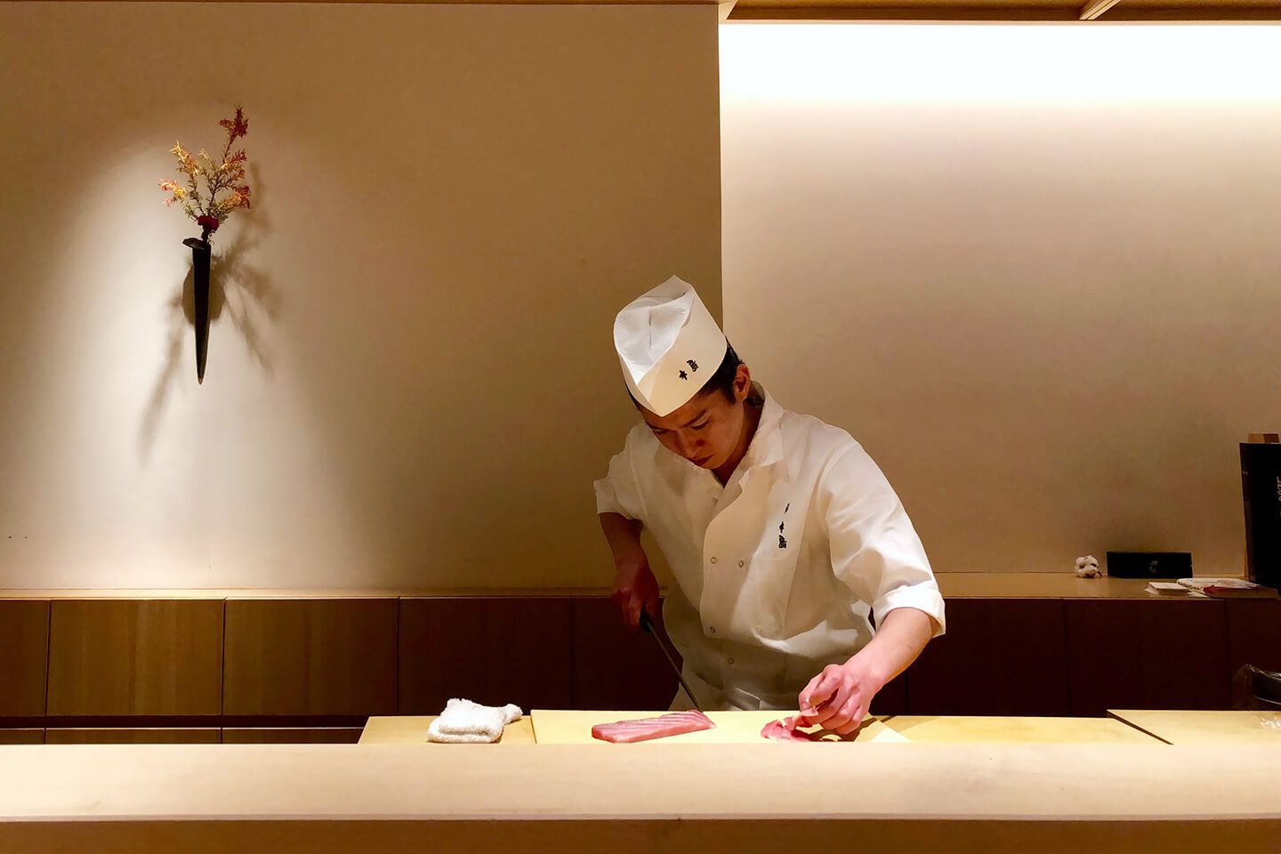 器だけでなく、大将の心遣いと清潔感ある木のぬくもりの雰囲気もゆっくりと楽しみたい。