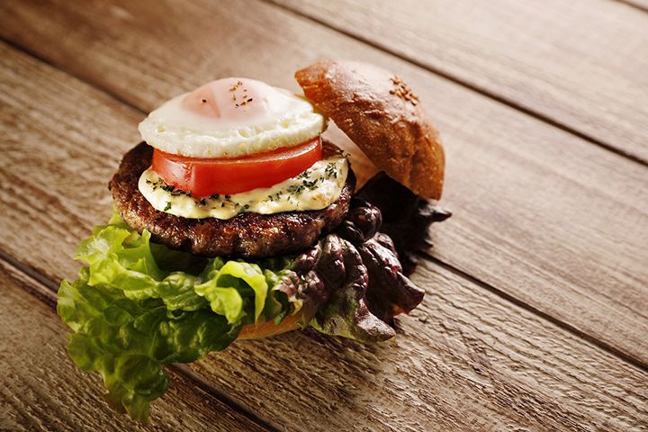 ローズマリーやバジルが香る「布引ハーブバーガー」¥1,000