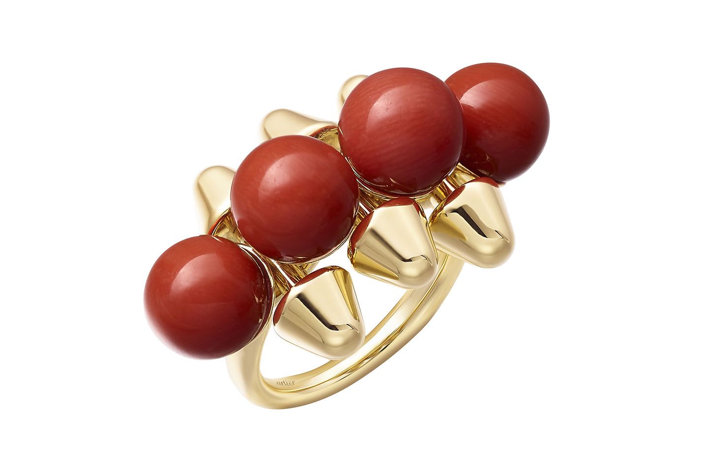 コーラルをプラスしたシックなリング。¥1,210,000(税抜)©️ Cartier