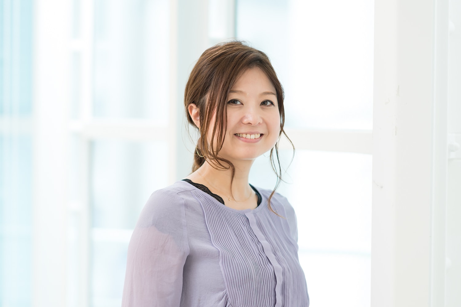 air-GINZA central 副店長・藤本麻衣さん。月2~3冊のペースで読破する本好き。「出勤前にカフェでコーヒーを飲みながら読んでいます」
