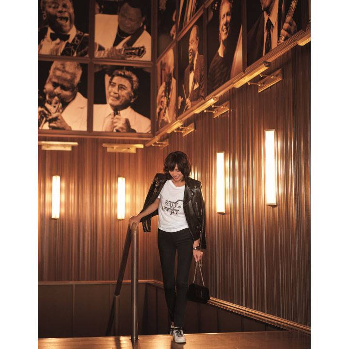 レザージャケット·Tシャツ·デニム·バングル·バッグ·靴(イヴ·サンローラン〈サンローラン バイ アンソニー·ヴァカレロ〉) 撮影/生田昌士(hannah) BY:『Precious9月号』小学館、2018年
