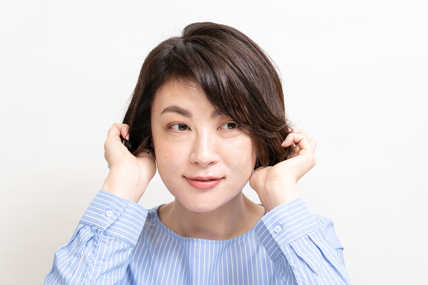 バームとオイルを1:1で混ぜたものを手のひらになじませて毛先にオン。