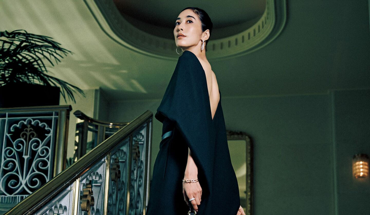 「フェラガモ」のブラックドレスと赤いハイヒールを着用したモデルの立野リカさん