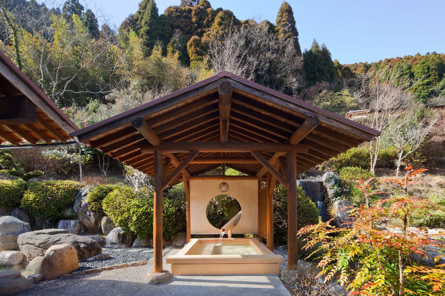 露天、足湯、箱蒸し風呂…至福のぬる湯めぐりで心身をリフレッシュする「古湯温泉 ONCRI」 | Precious.jp（プレシャス）