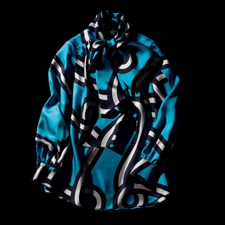 程よい厚みとしなやかさを備えたシルク素材。細く長いボウでさまざまな表情を演出できます。ブラウス￥120,000（オールウェイズ〈MIKAKO NAKAMURA〉）　[Precious2019年4月号107ページ] 