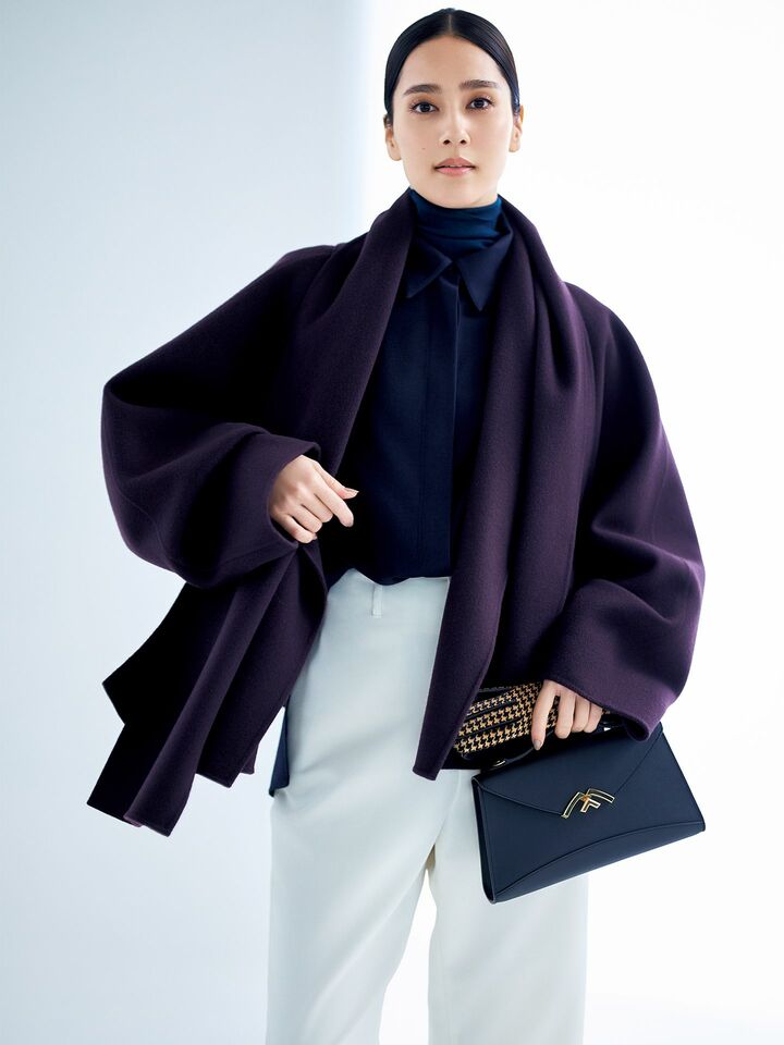 冬のコーディネートを着用したモデルのAtsukoさん