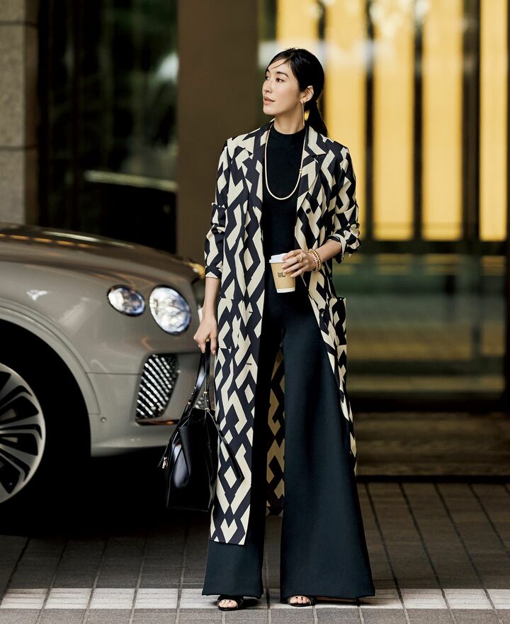 コート￥682,000・トップス￥213,400・パンツ￥490,600・バッグ￥429,000・靴￥150,700（ラルフ ローレン〈ラルフ ローレン コレクション〉）、ピアス￥735,900・2点をつなげたネックレス［ダイヤなし］￥2,339,700・［ダイヤ付き］￥2,613,600・ブレスレット／手首側から￥2,053,700〜・￥2,003,100〜・リング￥387,200〜（フォッペジャパン）