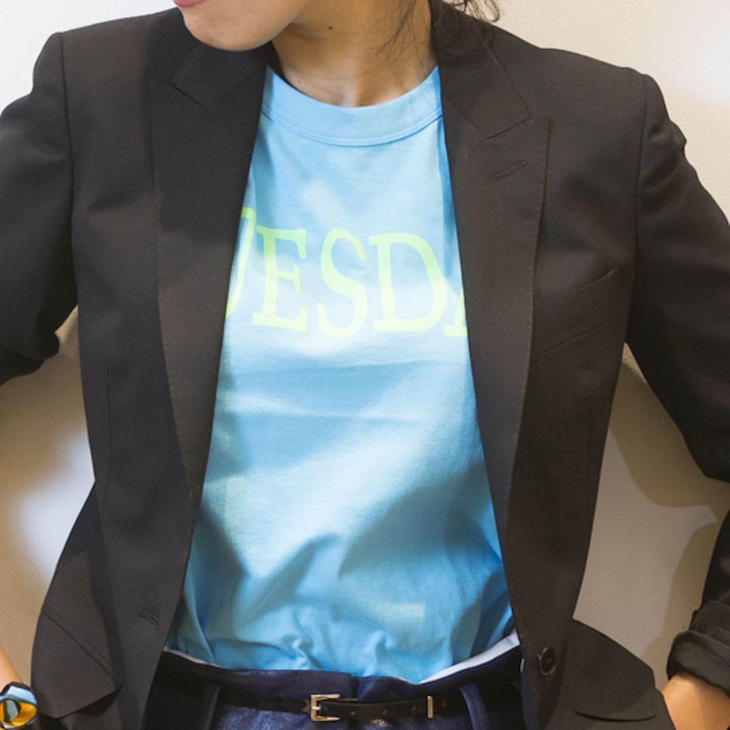 あえて、派手めなステートメントTシャツを選ぶのが今どきのセンス。「思い切ってレタードプリントやフラッシュカラーを選んで、今っぽさを引き出して」