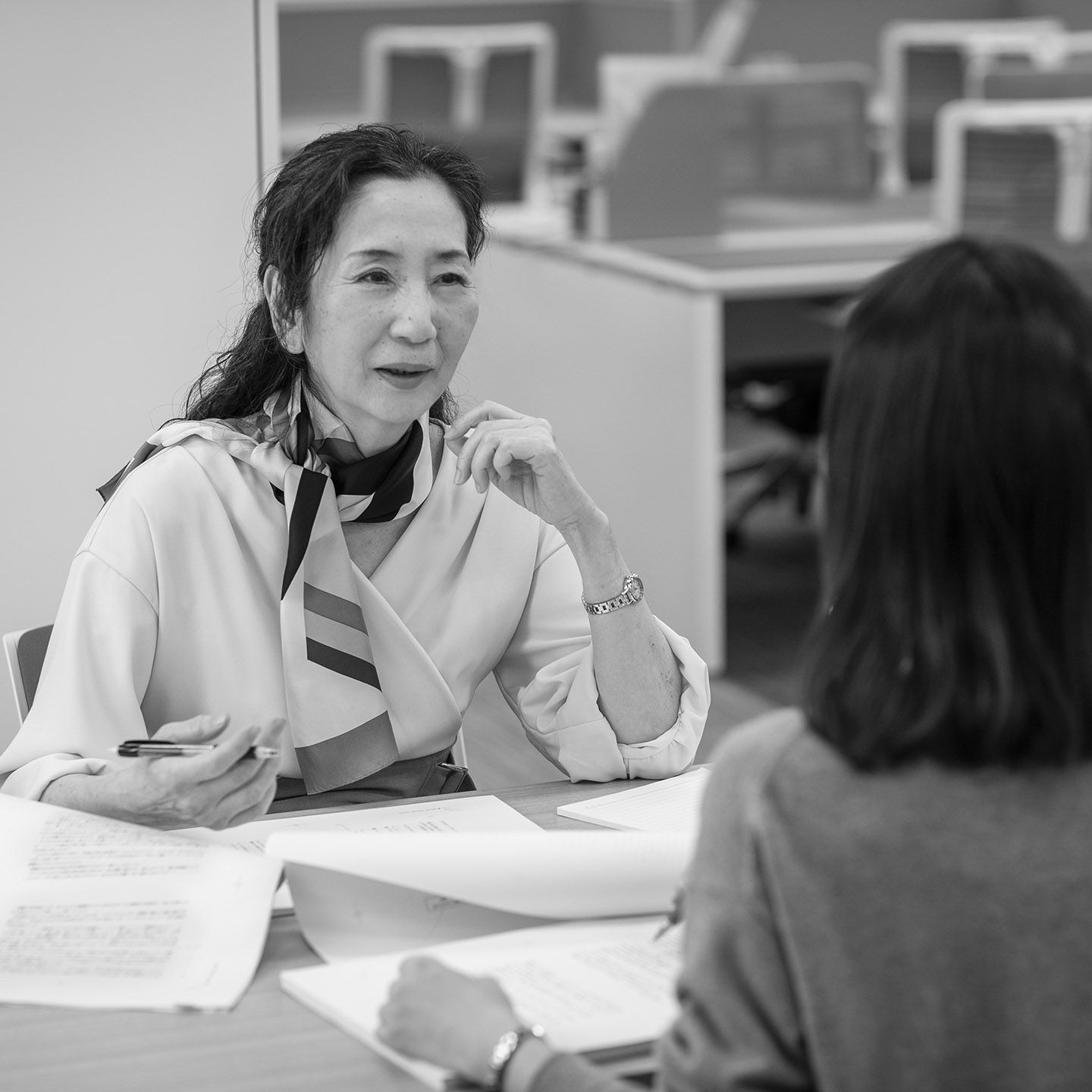 「読む人が勇気づけられるものを届けたい」と、編集者との打ち合わせにも熱が入る。