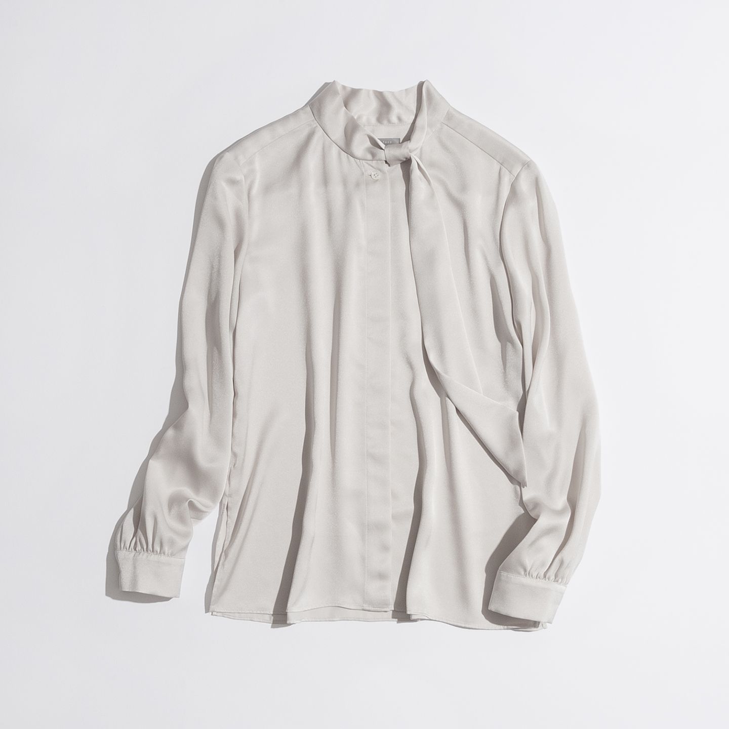 ブラウス¥28,000(Theory luxe)