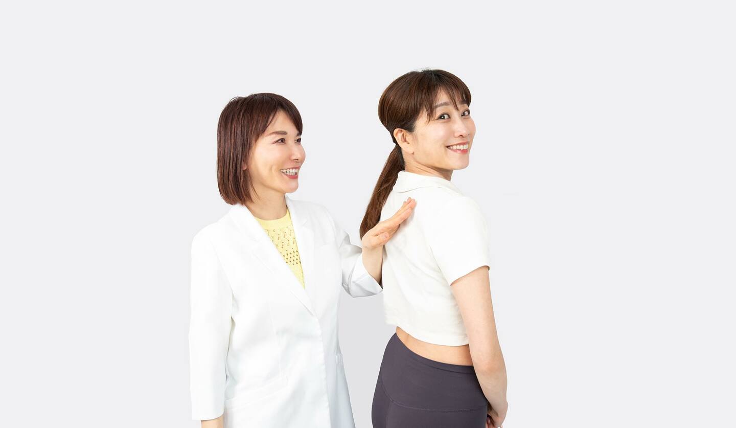 並んでいる二人の女性　ストレッチの指導をしている
