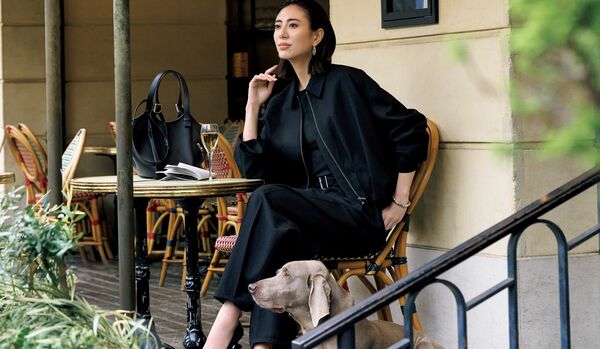 遊び心が感じられる「ロエベ」のブラックウールアウター|フォルムへのこだわりがさりげないモード感を生む