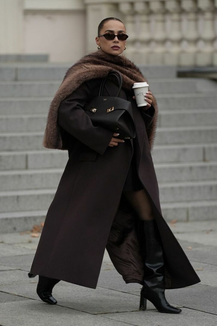 ストールにボリュームがあるので、髪の毛はきゅっとコンパクトにまとめてバランスを計算。