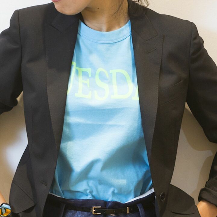 あえて、派手めなステートメントTシャツを選ぶのが今どきのセンス。「思い切ってレタードプリントやフラッシュカラーを選んで、今っぽさを引き出して」