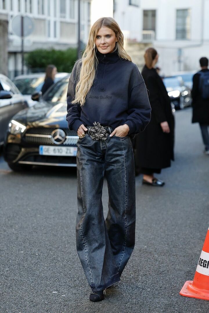 肌の見える面積を極力抑え、ストイックなムードを底上げ。