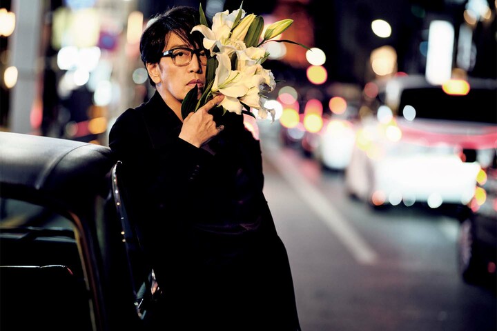 花束を手にした音楽家の岡村靖幸さん