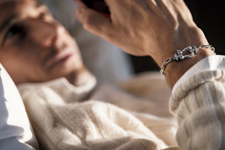 チェーンのブレスレットがバックルのダイヤモンドを引き立て、上品な色気を醸し出す。エロスを超えた知性を宿して……。ブレスレット［WG×DI A］¥1,210,000（フレッド カスタマーサービス） ニット¥103,400（バインド ピーアール〈ドルモア〉） シャツ¥31,900（トレメッツォ〈バグッタ〉）