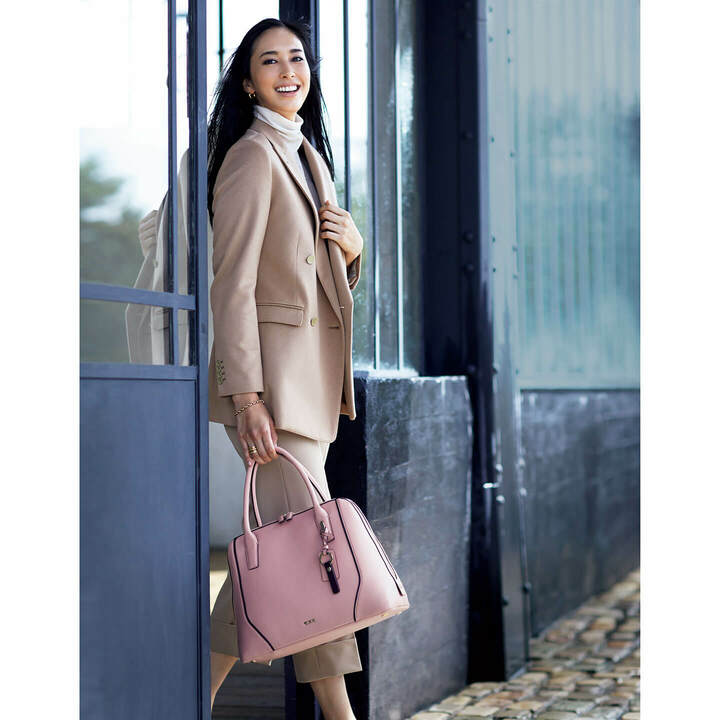 バッグ「スタントン」コレクション『ジャネット』ドームド・サチェル￥70,000［縦29×横37×マチ16.5㎝／ストラップ付き］（トゥミ）　ジャケット￥98,000・ニット￥23,000（ebure）　パンツ￥53,000（東レ・ディプロモード〈セブンティ〉）　その他／私物