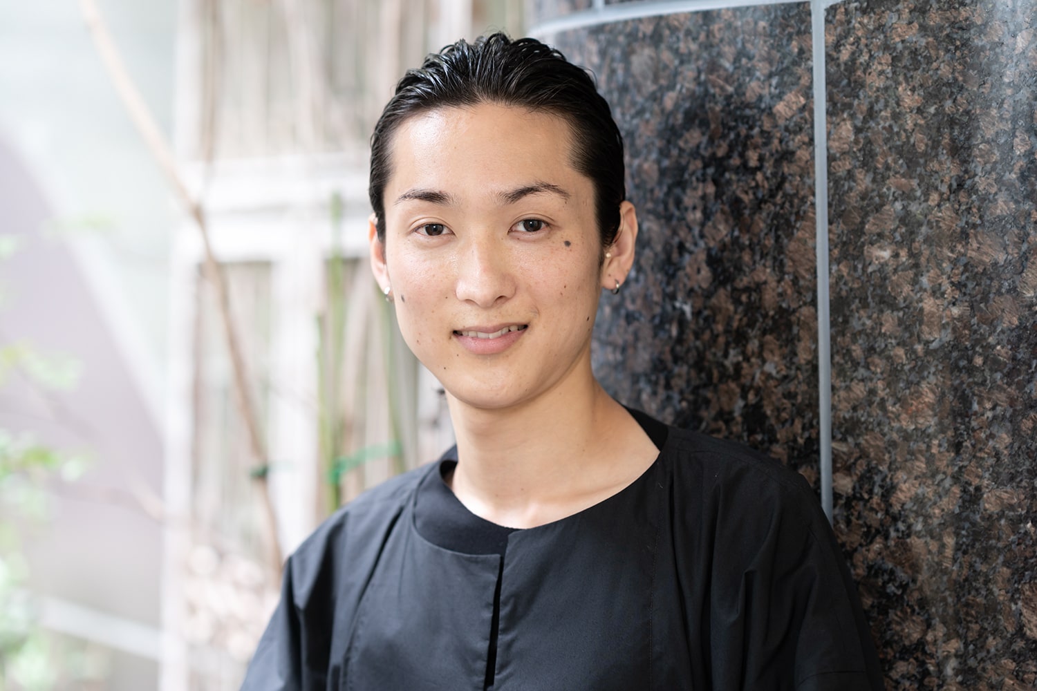 ROIのデザイナー関田康司さん。もともと本を読むことが好きな関田さん。「さまざまなジャンルの本を読んでいるので、本が好きな方はぜひ声をかけてください」