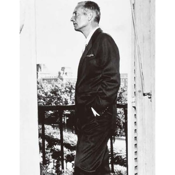 1956年にティファニーのデザイナーとなったジャン・シュランバージェ。Courtesy Tiffany & Co.