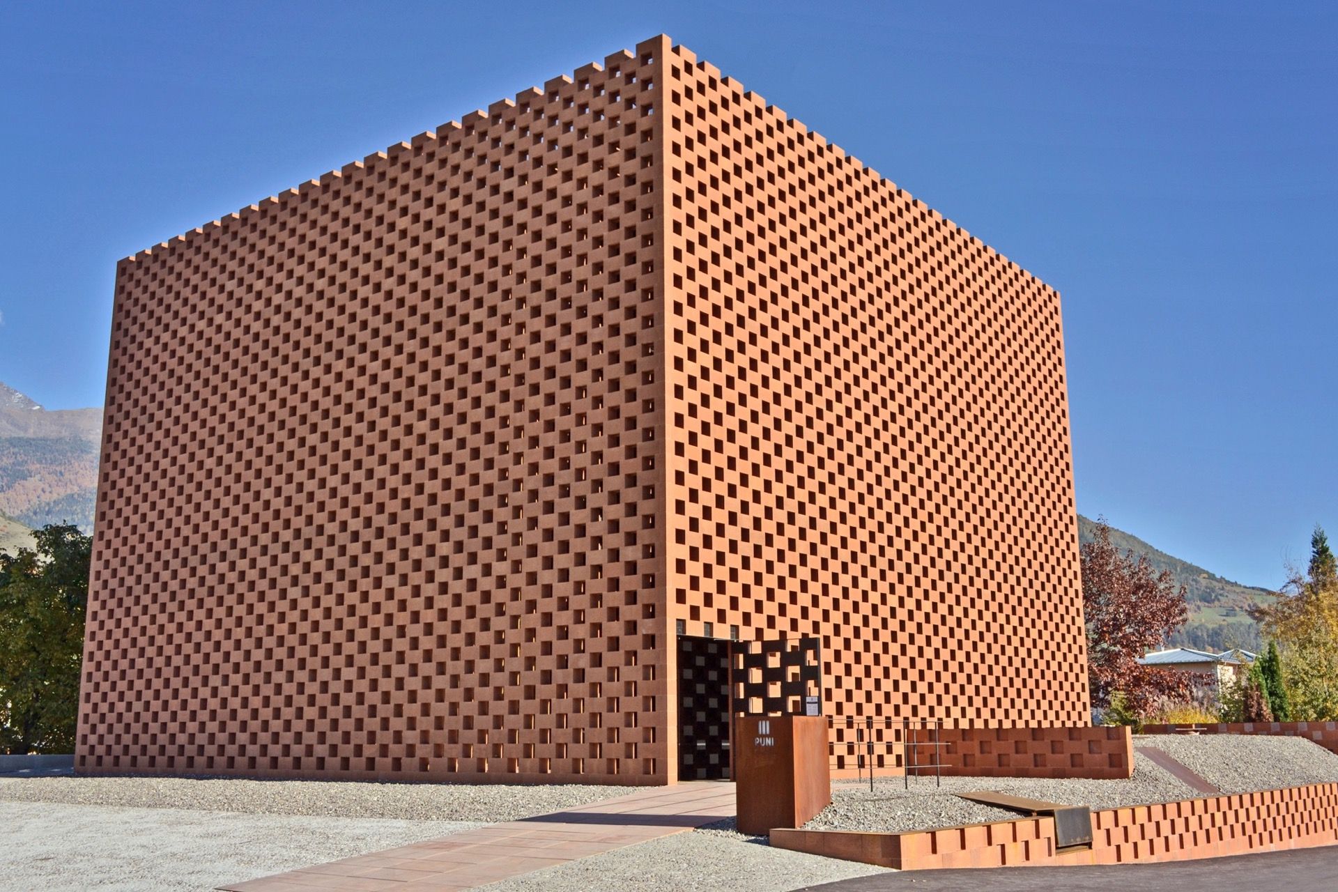 レンガを積み上げたような独特の建築は、地元の伝統的建築様式を踏襲したもの。ドイツ語文化圏に属するアルト・アディジェ州では環境への配慮がことさら厳しい。