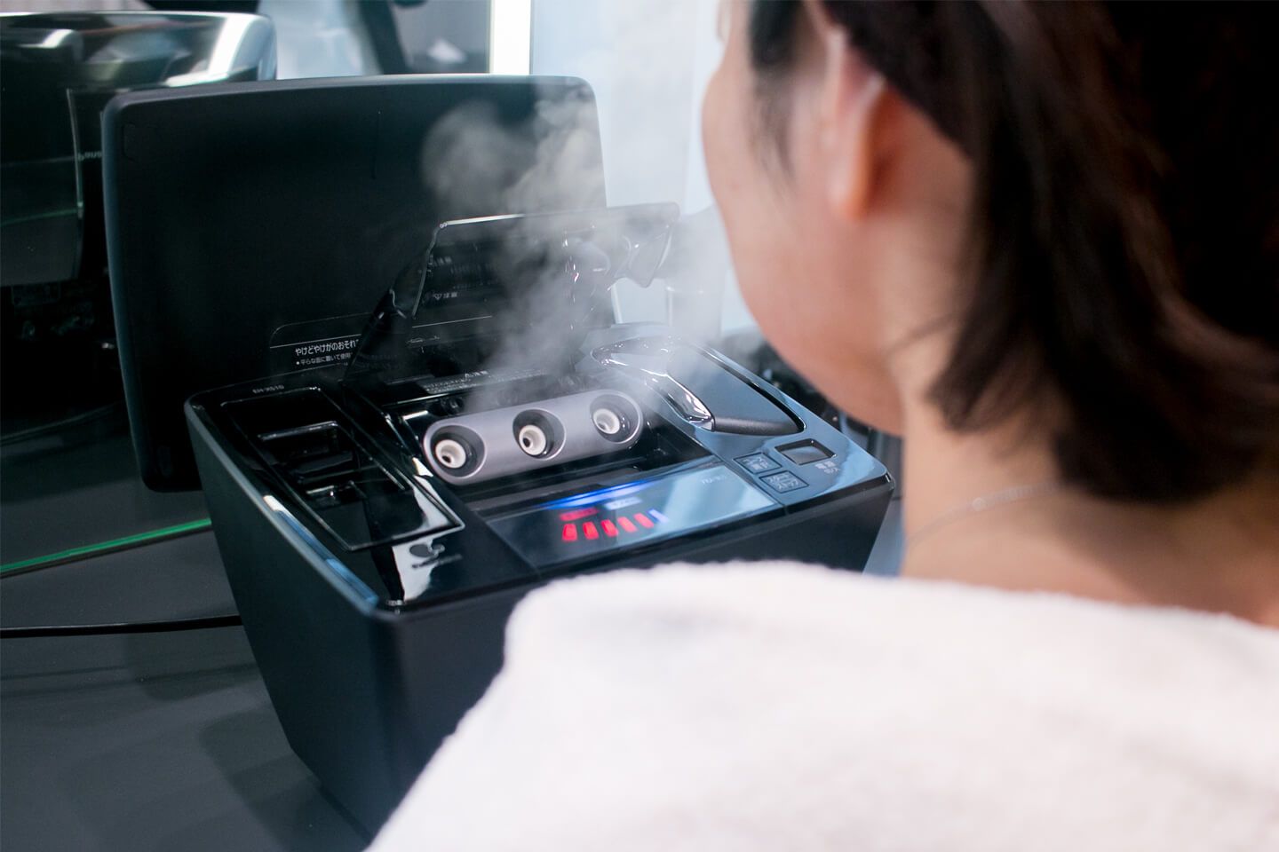 3つの角度の違う穴から噴き出すので、スチームを顔にまんべんなくあてることができるのが特徴
