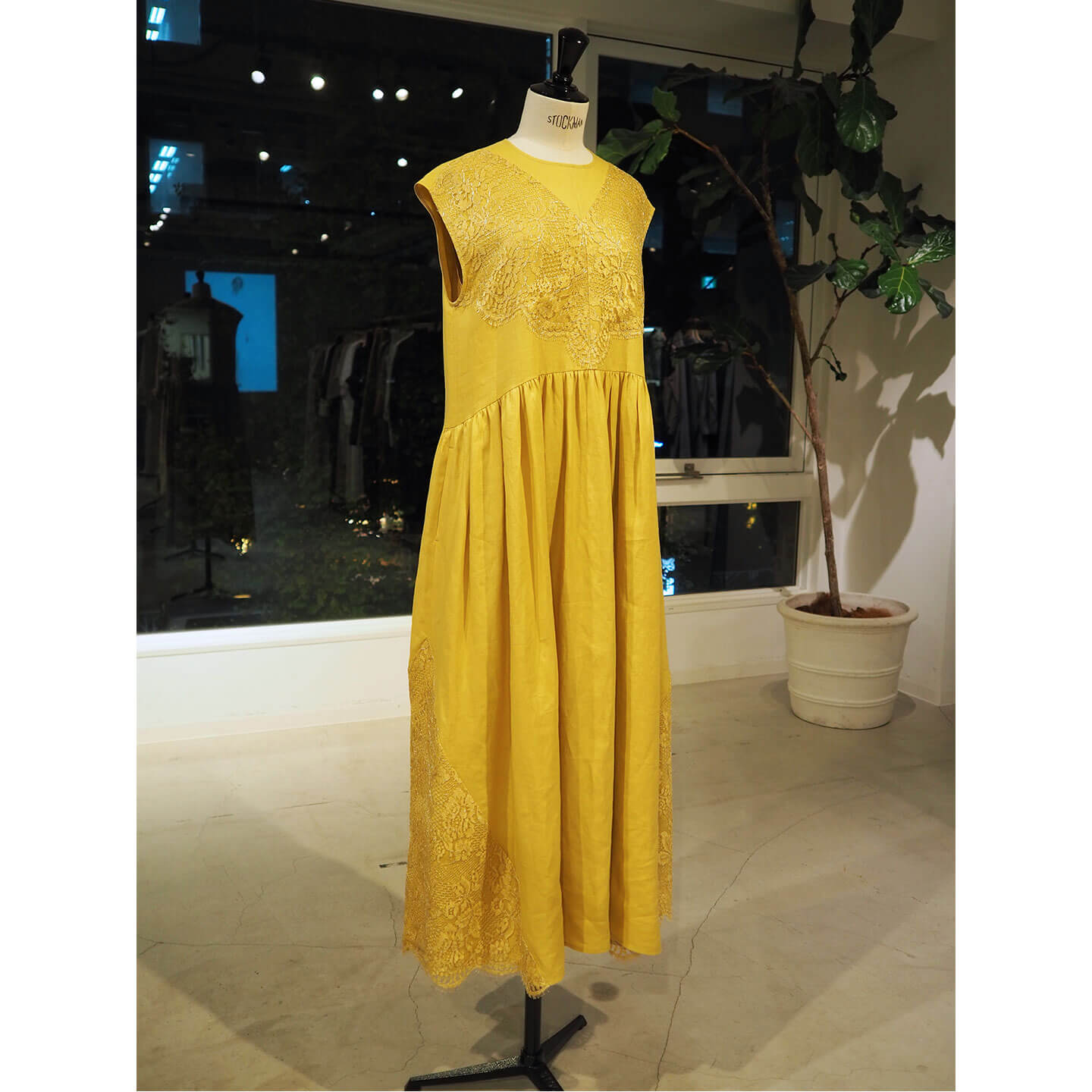 イエローワンピース¥68,000(税抜)