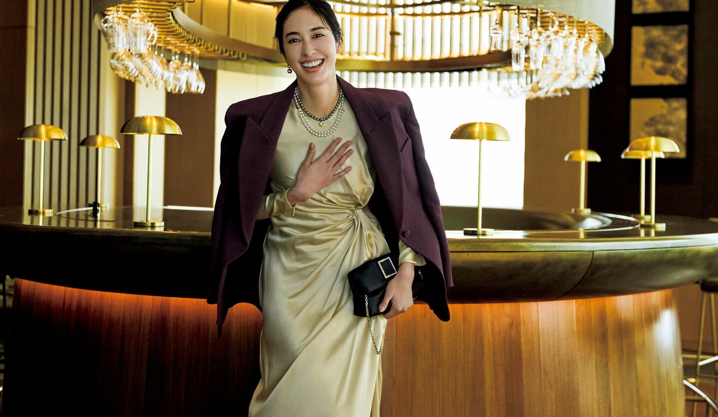 スラリとしたⅠラインのロングドレスでノーブルな美しさを発揮して。「アダム・リペス」のドレスとジャケットを着た立野リカさん