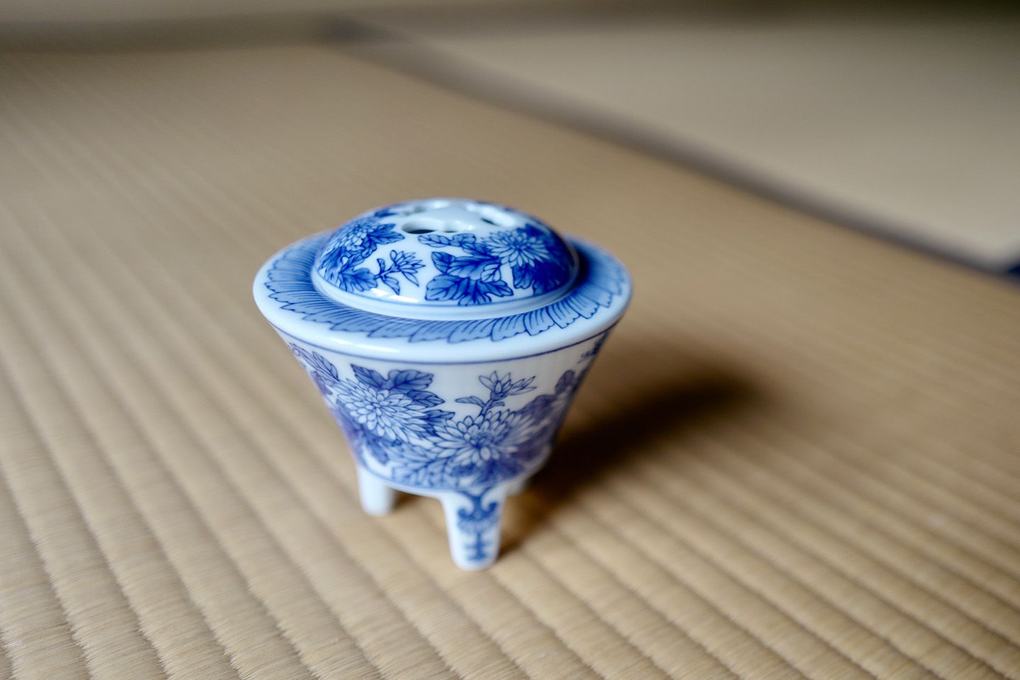 激レア】皇室 下賜品 宮中晩餐会 磁器製 菊の御紋 瑞鳥 金絵 酒器 天皇