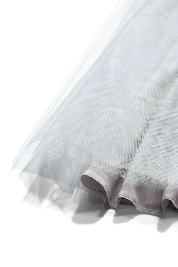 4枚重ねのチュールにグレージュの裏地を付けることで、繊細な色調を損なわずに、透けを防止。