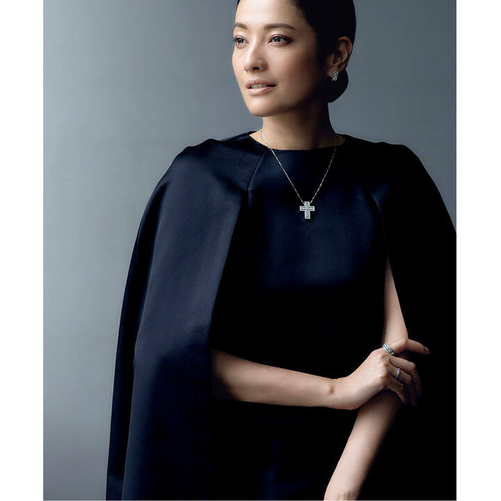 『ベル エポック』[ホワイトゴールド×ダイヤモンド]ネックレス￥1,385,000・ピアス￥1,295,000・リング[人さし指]￥925,000 [薬指]￥185,000（ダミアーニ 銀座タワー）　ワンピース￥370,000（オールウェイズ<ミカコナカムラ>）