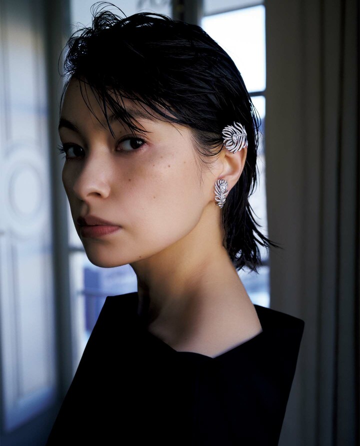 ブシュロンのダイヤモンドジュエリーを着用したモデルの太田莉菜さん