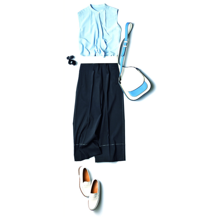 ブラウス￥18,000（TOMORROWLAND〈BALLSEY〉）ベルト￥17,000（アノア〈リビアナ・コンティ〉） バングル［太］￥22,000・［細］￥15,000（ファンエンパイヤ） バッグ￥198,000（ジョルジオ アルマーニ ジャパン〈ジョルジオ アルマーニ〉） 靴￥141,000［オーダー価格］（J.M. WESTON 青山店）