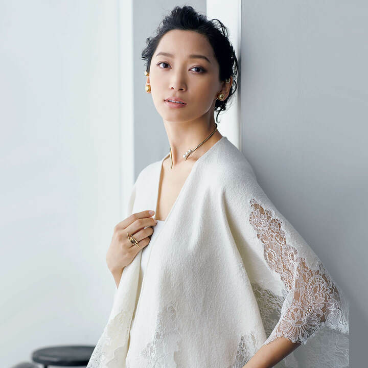 イヤーカフ『ウォーターフォール』左右各￥800,000［イエローゴールド×南洋真珠 白蝶 ゴールド］・ネックレス『ムーラン』￥1,380,000［イエローゴールド×あこや真珠］・リング『サージ』￥290,000［イエローゴールド］（TASAKI〈TASAKI Atelier〉）　ストール\249,000（サン・フレール〈エルマンノ シェルヴィーノ〉）　インナー／私物