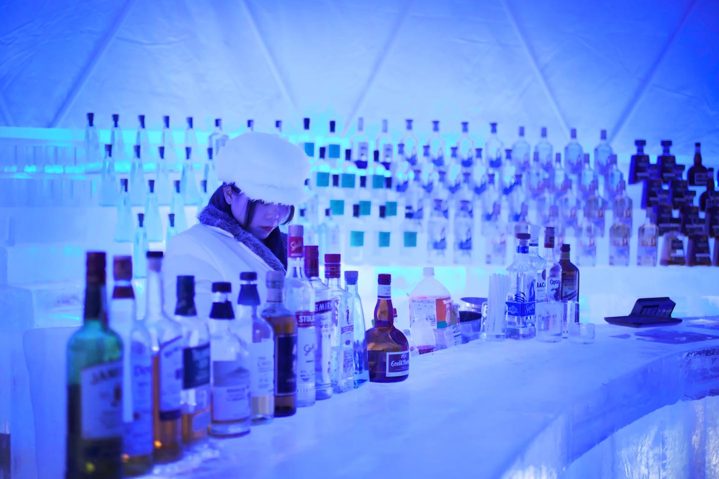 カウンターも酒棚もすべて氷でできた、氷のBar。