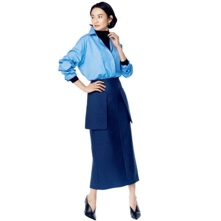 シャツ・スカート・ニット(ザ・ロウ・ジャパン)、ピアス/片耳用(showroomSESSION〈マリア ブラック〉)、靴( JIMMY CHOO) 撮影/水田 学(NOSTY) BY:『Precious4月号』小学館、2020年