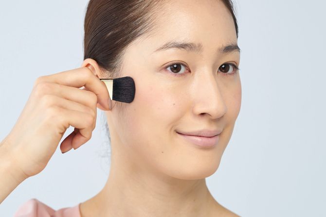 チークを少しずつぼかし入れる。
