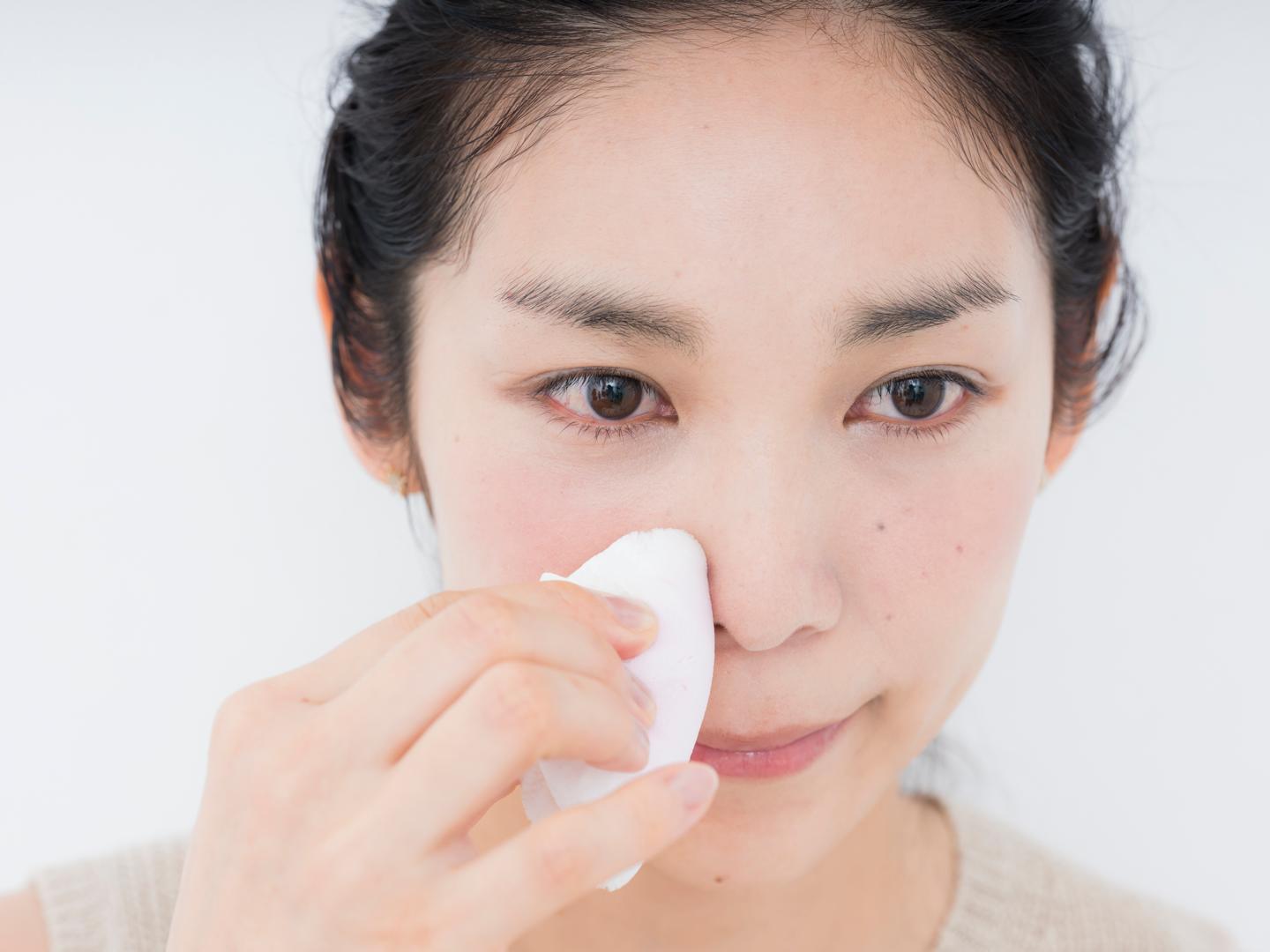 小鼻のワキは、圧をかけながら叩き込むようにしてパウダーをオン。