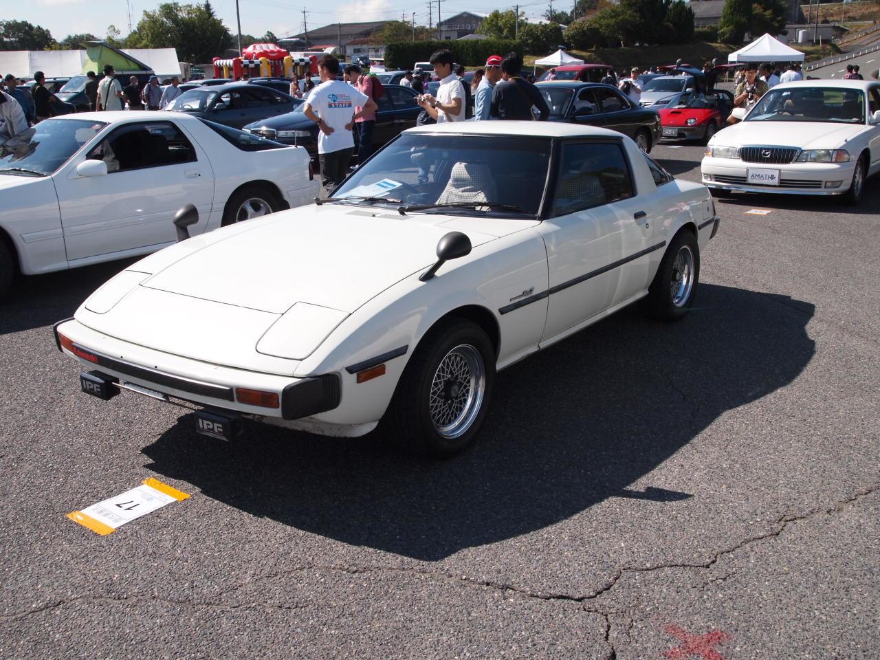 ロータリーエンジン搭載のスポーツカーとして一世を風靡した初代「サバンナRX-7」(1978年~1985年)。 格納式ヘッドライトを備えた低いボンネットフードは、 その下に小型・軽量なロータリーエンジンが収められていることを印象づけた。