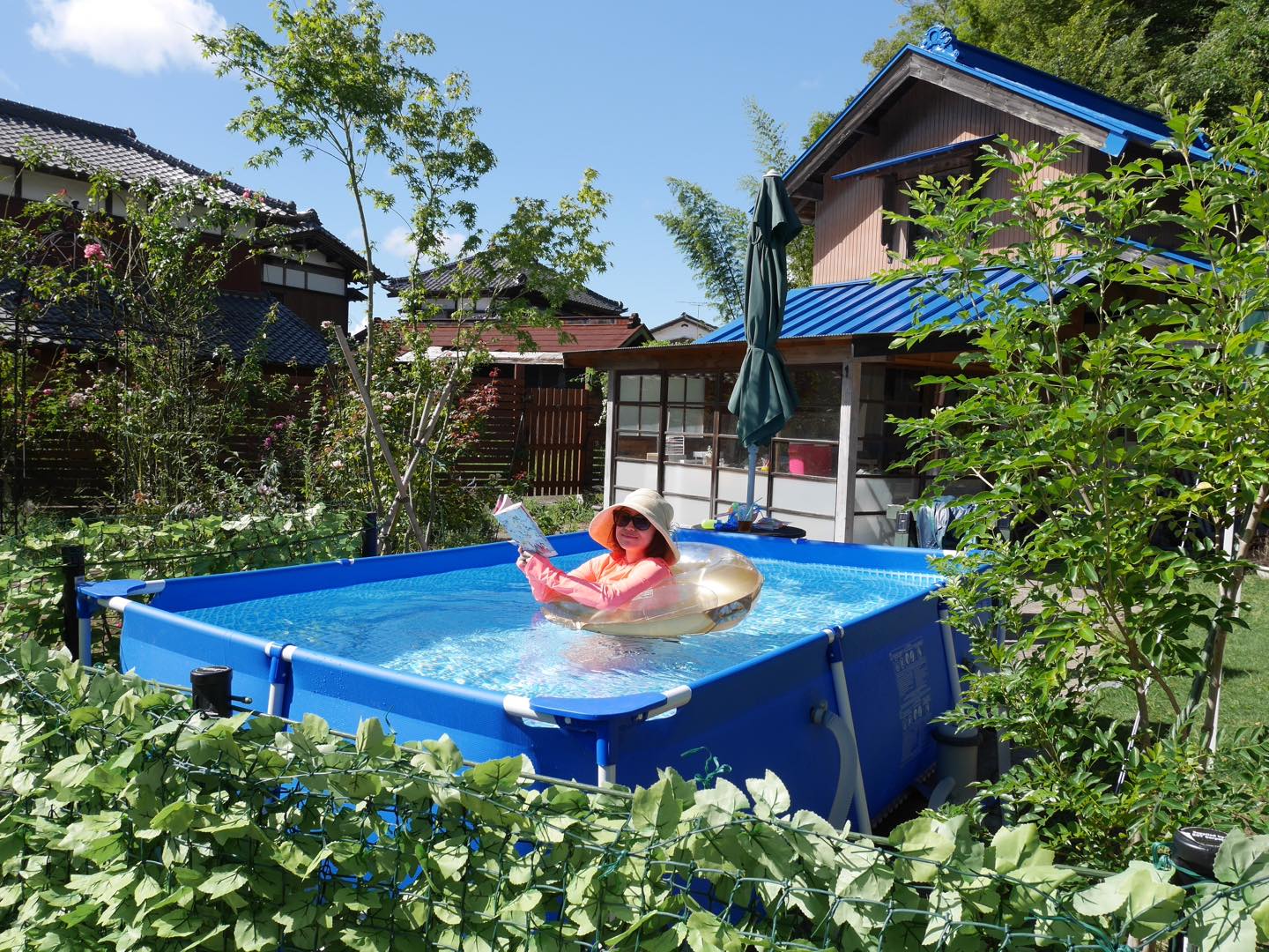 プールがあるおかげで、夏場も日中ほとんどエアコンを使いません。作業の合間、プールにドボン!麦茶と本を片手に、至福のひとときです。