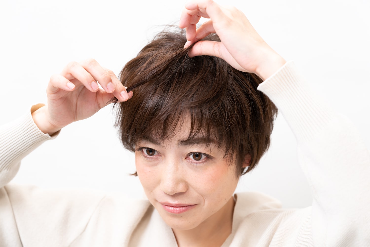 手に残ったワックスを利用して前髪の毛束感をつくる。