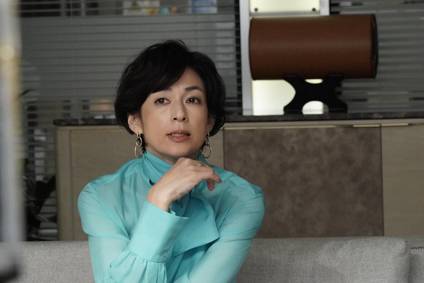 グリーンのリボンブラウスは、結び目に遊び心をプラスして。