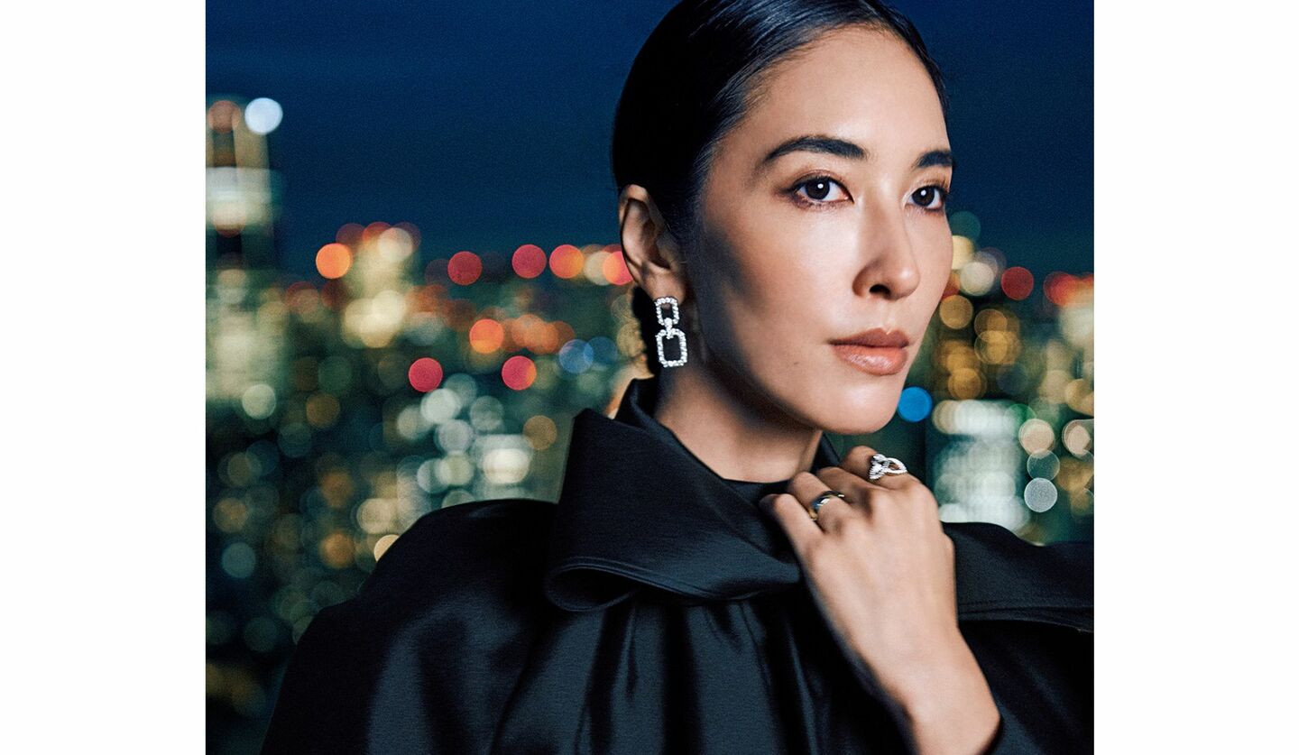 「ハリー・ウィンストン」のダイヤモンドジュエリーを纏ったモデルの立野リカさん