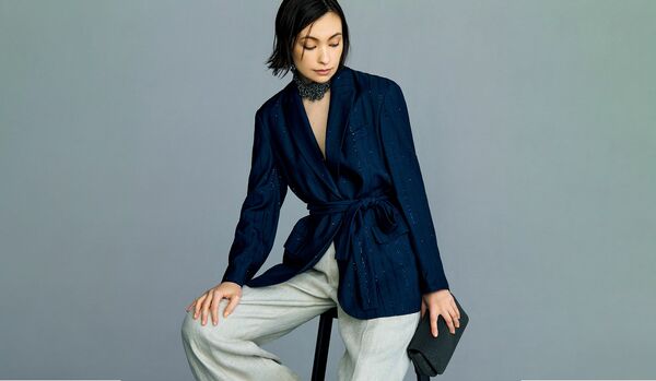 ナチュラルな女性らしさを醸す「ブルネロ クチネリ」のジャケット|後ろ姿にまで自信がもてるスタイルアップ効果