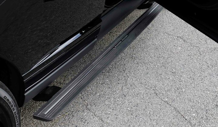 ドアの開閉に応じて自動展開するサイドステップまで付いていた。