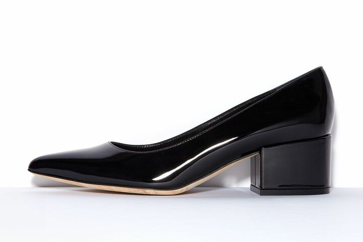 パンプス(ブラック/パテント)¥77,000【ヒール4.5㎝】※ヒール4.5㎝タイプは8色展開。サイズは素材により21.0〜26.0㎝まで0.5㎝ごとに展開。