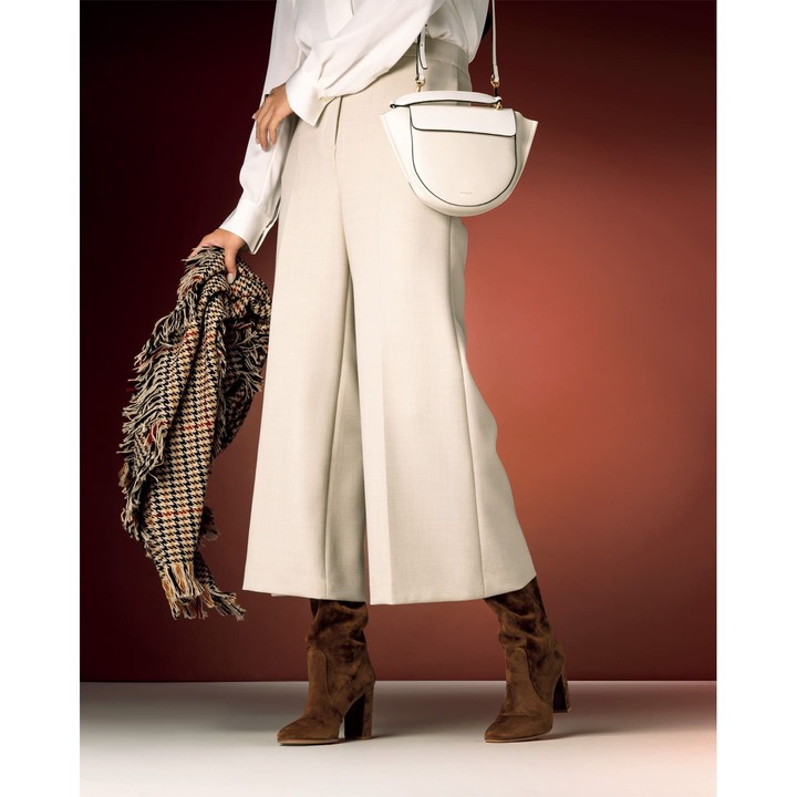 パンツ￥38,000（トレメッツォ〈ピーティートリノウーマン〉）　ブーツ［ヒール8.5㎝］￥202,000（ジャンヴィト ロッシ ジャパン）　ブラウス￥46,000（Vince 表参道店〈Vince〉）　ストール￥39,000（マッキントッシュ青山店）　バッグ￥100,000（TOMORROWLAND〈ワンドラー〉）　リング￥200,000（ウノアエレ ジャパン〈ウノアエレ〉）