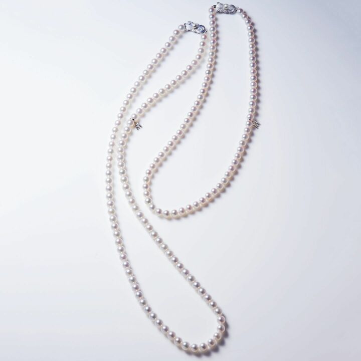 ネックレス「ミキモト プレミアム」［シルバー×アコヤ真珠］左から／￥405,000【約6.0～6.5mm珠】・￥280,000【約5.5～6.0mm珠】（ミキモト）
